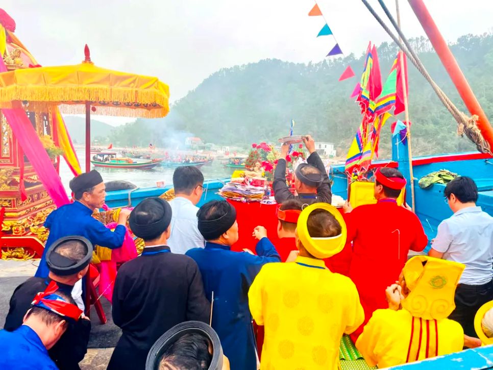 Nét đẹp lễ rước đường biển - Lễ hội đền Mai Bảng