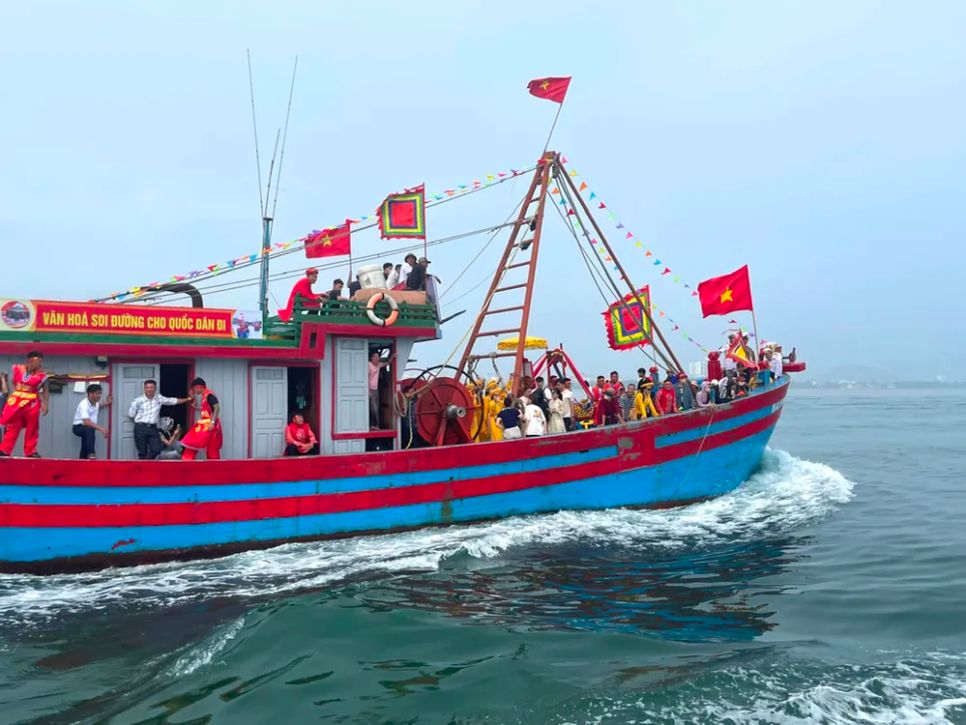 Tàu thuyền tham gia lễ rước trên biển