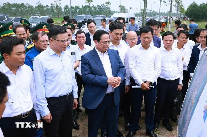 Thủ tướng khảo sát dự án kho dự trữ xăng dầu thuộc Khu Kinh tế Nghi Sơn. Ảnh: TTXVN