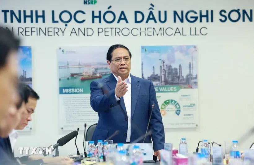 Thủ tướng Phạm Minh Chính làm việc với lãnh đạo Công ty trách nhiệm hữu hạn Lọc hoá dầu Nghi Sơn. Ảnh: TTXVN