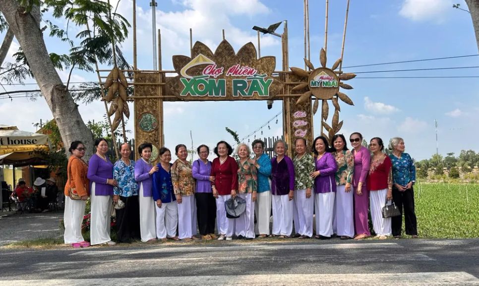 Du khách tham quan chợ phiên Xóm Rẫy Du khách tham quan chợ phiên Xóm Rẫy