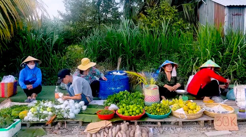 Những gian hàng nông sản của người dân địa phương Những gian hàng nông sản của người dân địa phương