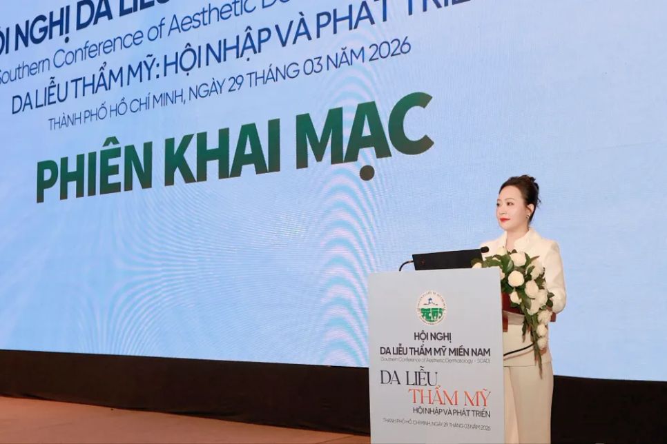 BS-CK2 Nguyễn Thị Phan Thúy, Giám đốc Bệnh viện Da liễu TPHCM phát biểu tại hội nghị