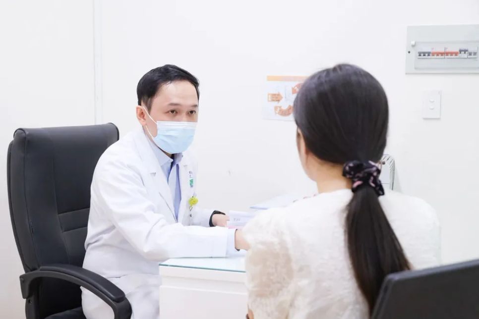 ThS-BS Phan Ngọc Huy, Khoa Thẩm mỹ da, Bệnh viện Da liễu TPHCM thăm khám cho người bệnh