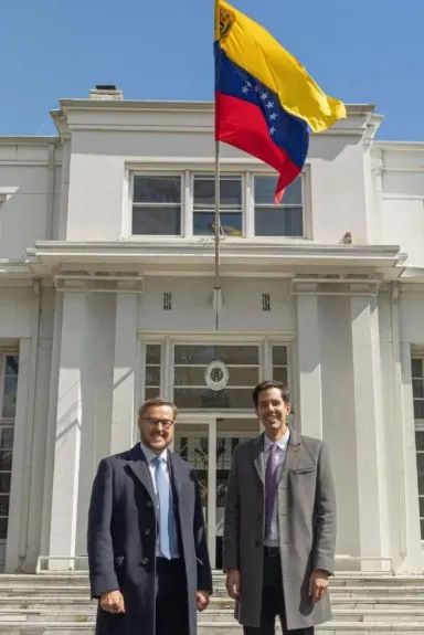 Đại biện lâm thời Đại sứ quán Venezuela tại Mỹ Felix Plasencia (trái) và Thứ trưởng Ngoại giao Venezuela phụ trách châu Âu và Bắc Mỹ Oliver Blanco. Ảnh: EFE