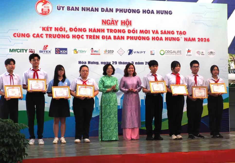 Lãnh đạo UBND phường Hòa Hưng trao giấy khen cho học sinh đạt giải thưởng tại Kỳ thi Học sinh giỏi lớp 9 cấp thành phố Lãnh đạo UBND phường Hòa Hưng trao giấy khen cho học sinh đạt giải thưởng tại Kỳ thi Học sinh giỏi lớp 9 cấp thành phố
