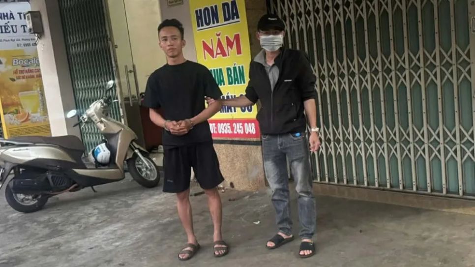 Đối tượng Đức khi bị lực lượng công an bắt giữ