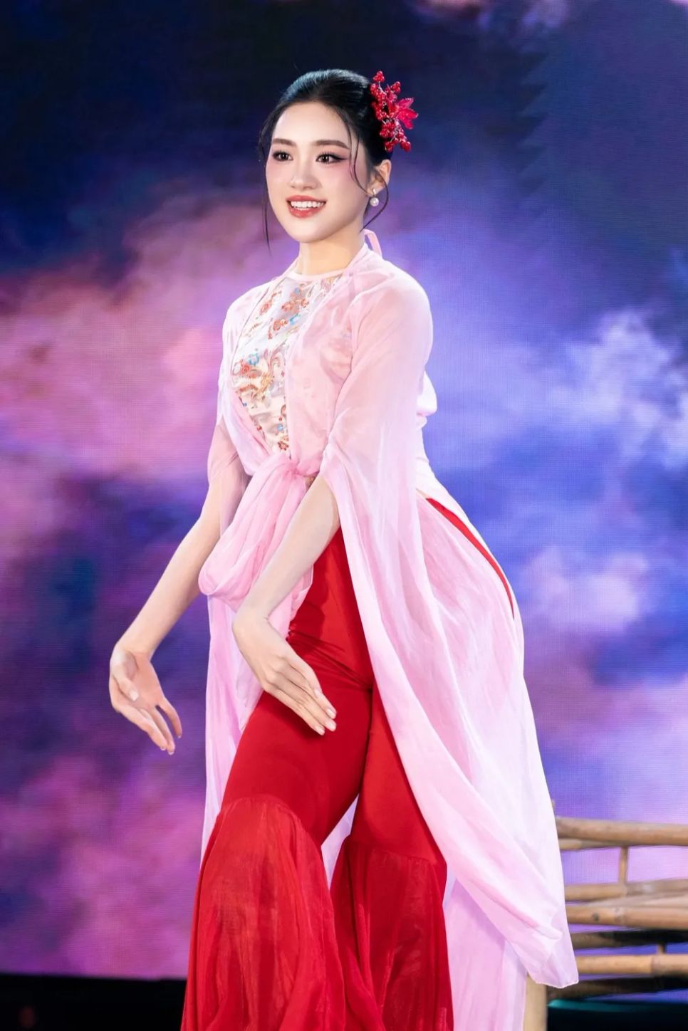 Phương Oanh thi tài năng