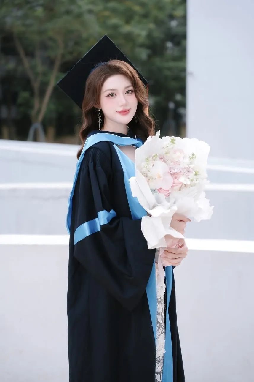 Phương Oanh tốt nghiệp Đại học Kinh tế Quốc dân