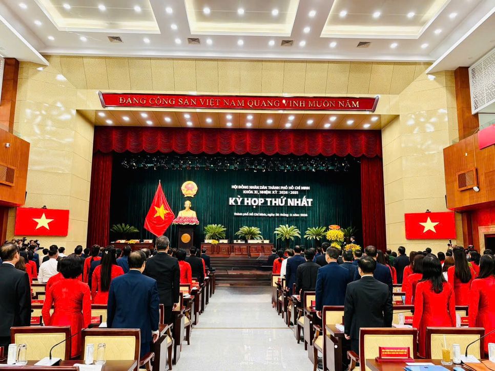 Các đại biểu HĐND TP.HCM khóa XI thực hiện nghi thức chào cờ tại kỳ họp Các đại biểu HĐND TP.HCM khóa XI thực hiện nghi thức chào cờ tại kỳ họp