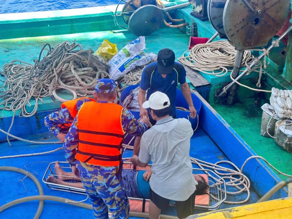 Chuyển ngư dân bị nạn lên nhà giàn Chuyển ngư dân bị nạn lên nhà giàn