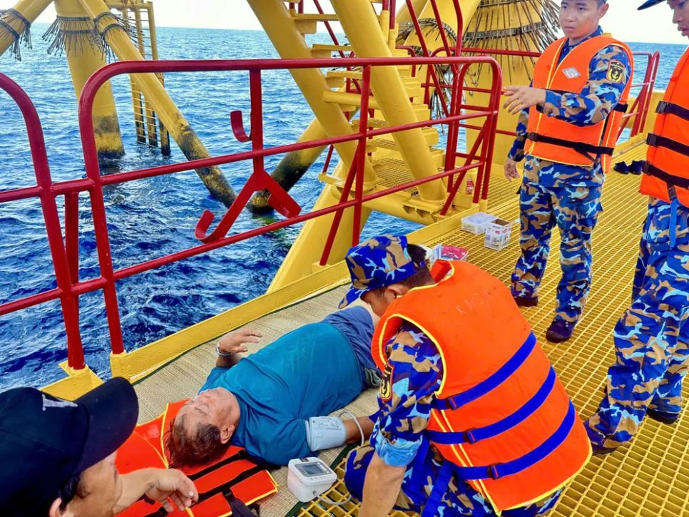 Nhà giàn DK 1/11 kịp thời cấp cứu ngư dân gặp nạn trên biển Nhà giàn DK 1/11 kịp thời cấp cứu ngư dân gặp nạn trên biển