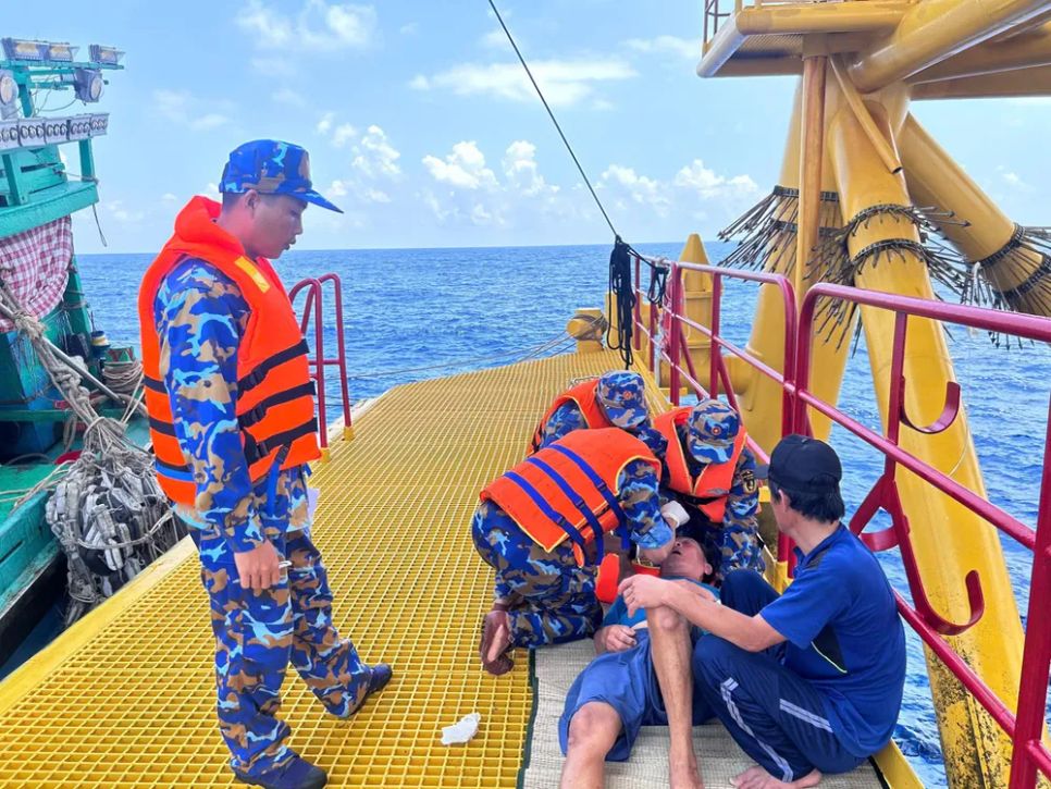 Tổ Quân y Nhà giàn DK1/11 thăm khám, sơ cứu ban đầu cho ngư dân gặp nạn Tổ Quân y Nhà giàn DK1/11 thăm khám, sơ cứu ban đầu cho ngư dân gặp nạn