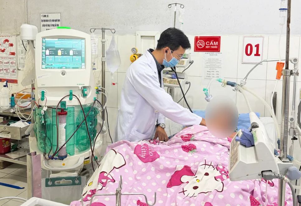 Bác sĩ thăm khám cho bệnh nhân 50 tuổi tại Trung tâm Y tế Phú Quốc.