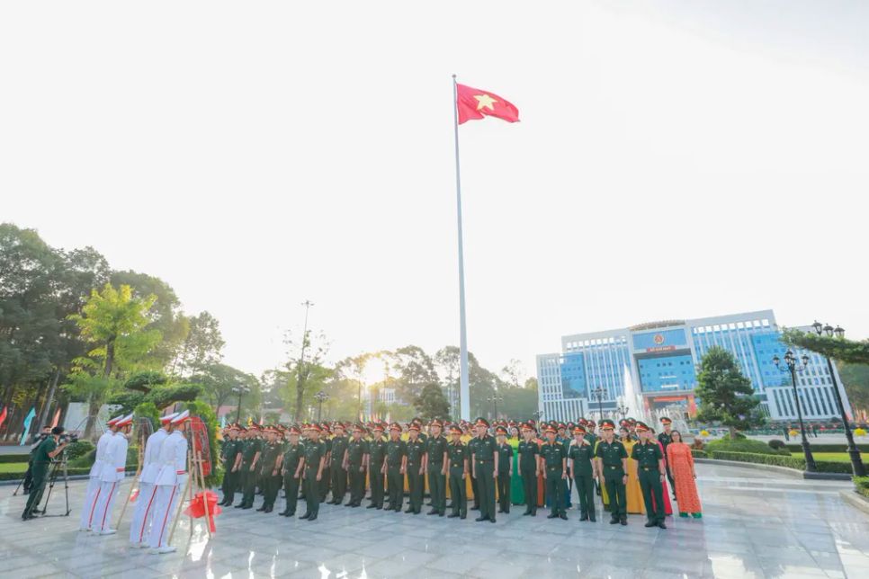 Đại biểu dâng hương tưởng niệm và báo công lên tại Tượng đài Chủ tịch Hồ Chí Minh trong khuôn viên Bộ Tư lệnh Quân khu 7. Ảnh: LÊ TRẦM Đại biểu dâng hương tưởng niệm và báo công lên tại Tượng đài Chủ tịch Hồ Chí Minh trong khuôn viên Bộ Tư lệnh Quân khu 7. Ảnh: LÊ TRẦM