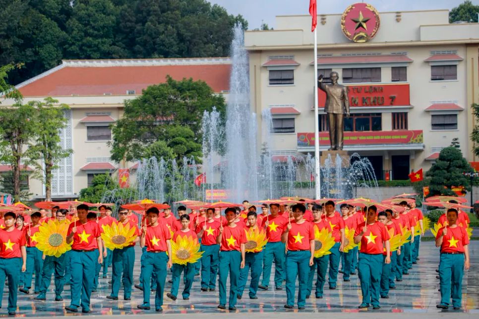 Gần 3.000 cán bộ, chiến sĩ lực lượng vũ trang Quân khu 7 đồng diễn chào mừng các ngày lễ lớn Gần 3.000 cán bộ, chiến sĩ lực lượng vũ trang Quân khu 7 đồng diễn chào mừng các ngày lễ lớn