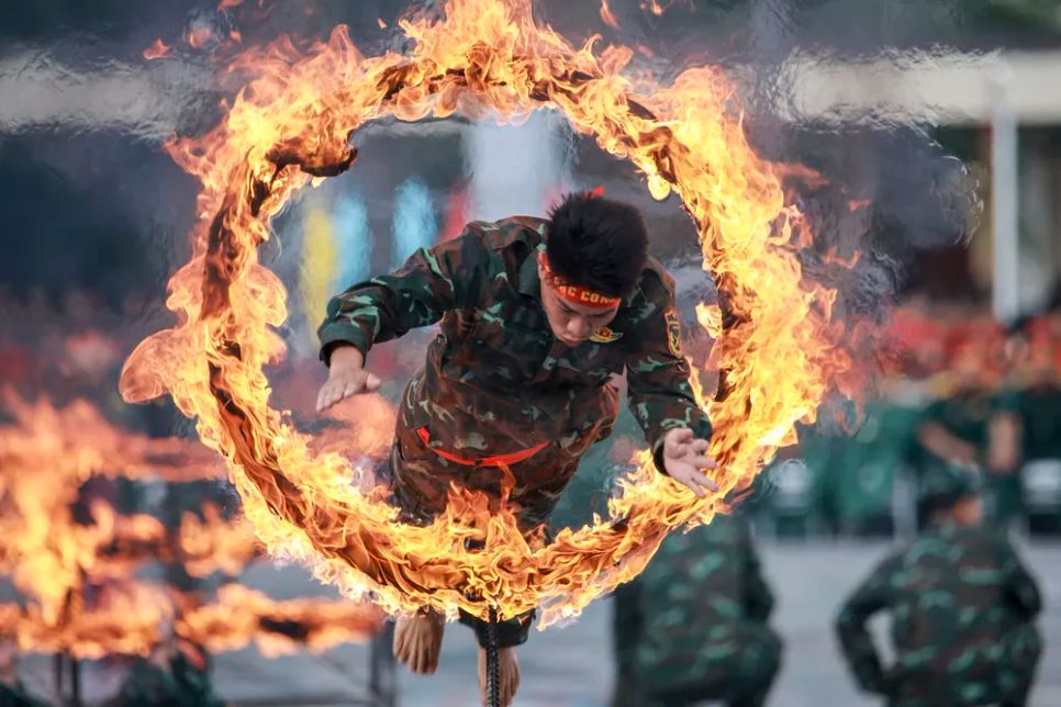 Gần 3.000 cán bộ, chiến sĩ lực lượng vũ trang Quân khu 7 đồng diễn chào mừng các ngày lễ lớn Gần 3.000 cán bộ, chiến sĩ lực lượng vũ trang Quân khu 7 đồng diễn chào mừng các ngày lễ lớn