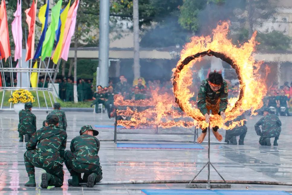 Gần 3.000 cán bộ, chiến sĩ lực lượng vũ trang Quân khu 7 đồng diễn chào mừng các ngày lễ lớn Gần 3.000 cán bộ, chiến sĩ lực lượng vũ trang Quân khu 7 đồng diễn chào mừng các ngày lễ lớn