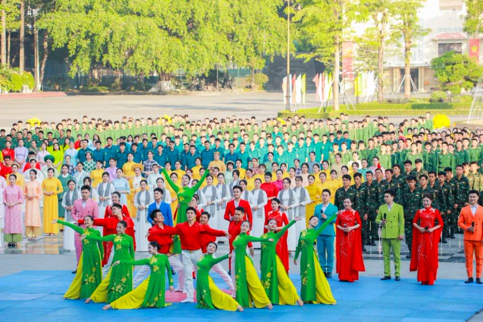 Gần 3.000 cán bộ, chiến sĩ lực lượng vũ trang Quân khu 7 đồng diễn chào mừng các ngày lễ lớn Gần 3.000 cán bộ, chiến sĩ lực lượng vũ trang Quân khu 7 đồng diễn chào mừng các ngày lễ lớn