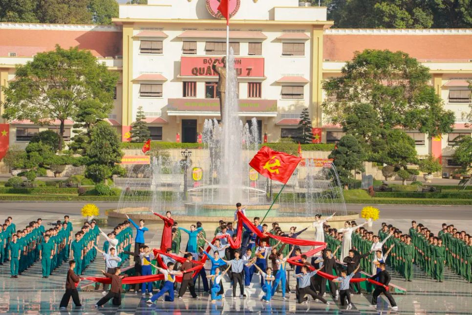 Gần 3.000 cán bộ, chiến sĩ lực lượng vũ trang Quân khu 7 đồng diễn chào mừng các ngày lễ lớn Gần 3.000 cán bộ, chiến sĩ lực lượng vũ trang Quân khu 7 đồng diễn chào mừng các ngày lễ lớn