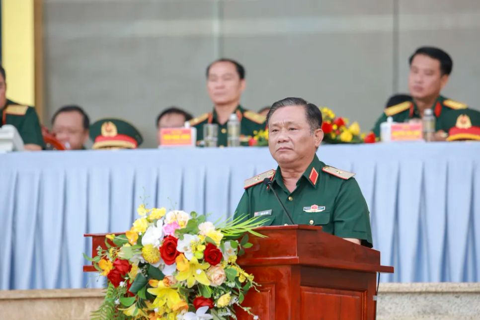 Thiếu tướng Trần Chí Tâm, Phó Chính ủy Quân khu 7 phát biểu khai mạc chương trình. Ảnh: LÊ TRẦM Thiếu tướng Trần Chí Tâm, Phó Chính ủy Quân khu 7 phát biểu khai mạc chương trình. Ảnh: LÊ TRẦM