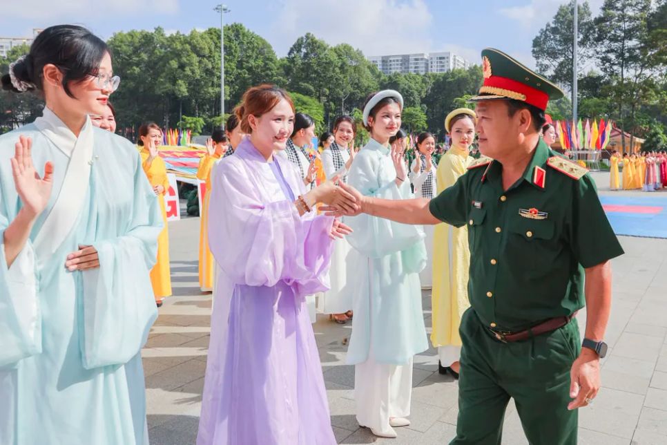 Trung tướng Trần Vinh Ngọc, Chính ủy Quân khu 7 chúc mừng các diễn viên quần chúng hoàn thành tốt nhiệm vụ. Ảnh: LÊ TRẦM Trung tướng Trần Vinh Ngọc, Chính ủy Quân khu 7 chúc mừng các diễn viên quần chúng hoàn thành tốt nhiệm vụ. Ảnh: LÊ TRẦM