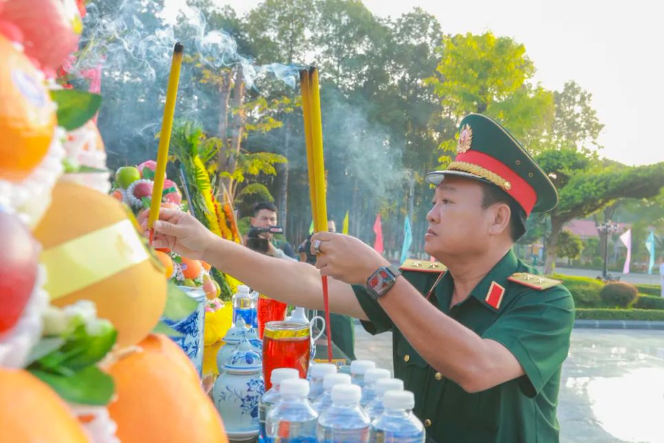 Trung tướng Trần Vinh Ngọc, Chính ủy Quân khu 7 dâng hương tưởng niệm. Ảnh: LÊ TRẦM Trung tướng Trần Vinh Ngọc, Chính ủy Quân khu 7 dâng hương tưởng niệm. Ảnh: LÊ TRẦM