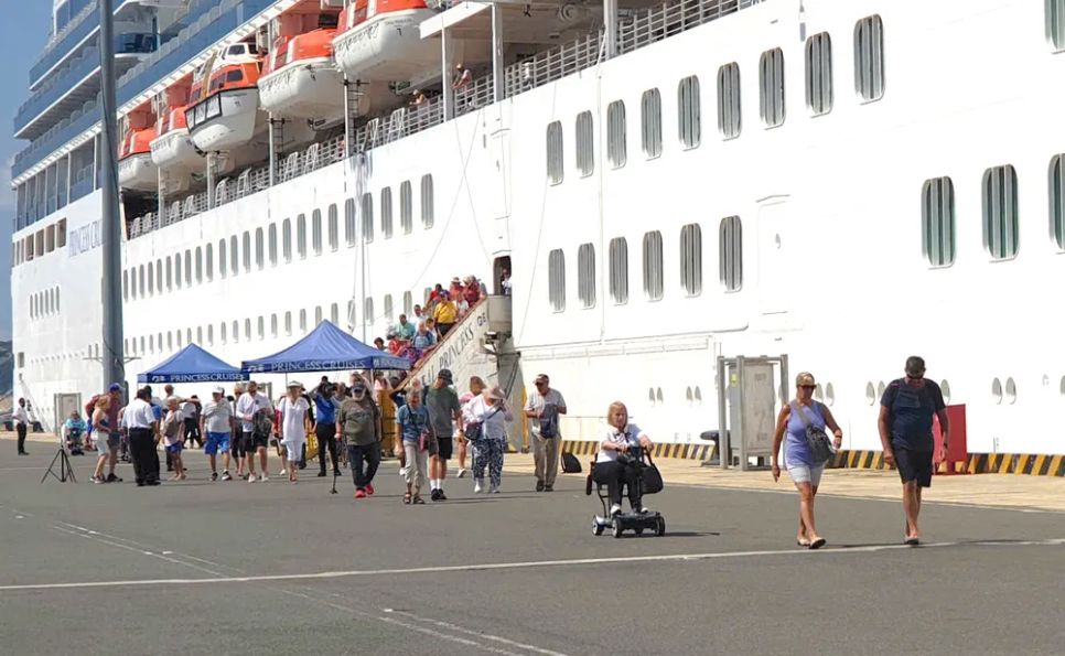 Du khách bắt đầu hành trình tham quan Khánh Hòa