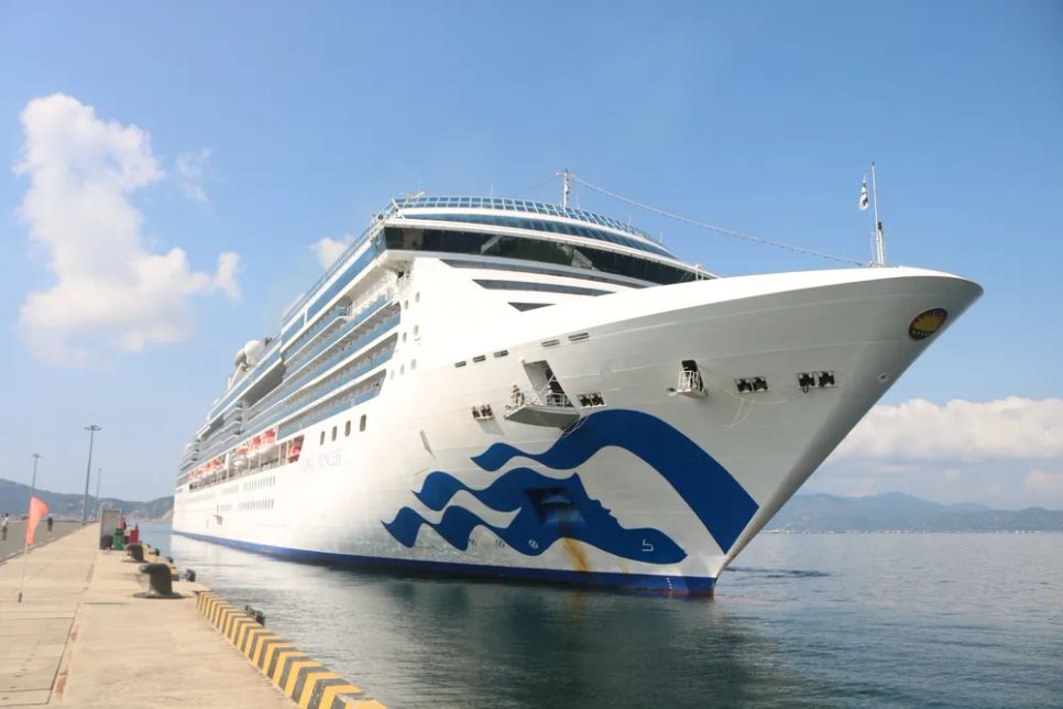 Tàu Coral Princess cập Cảng quốc tế Cam Ranh