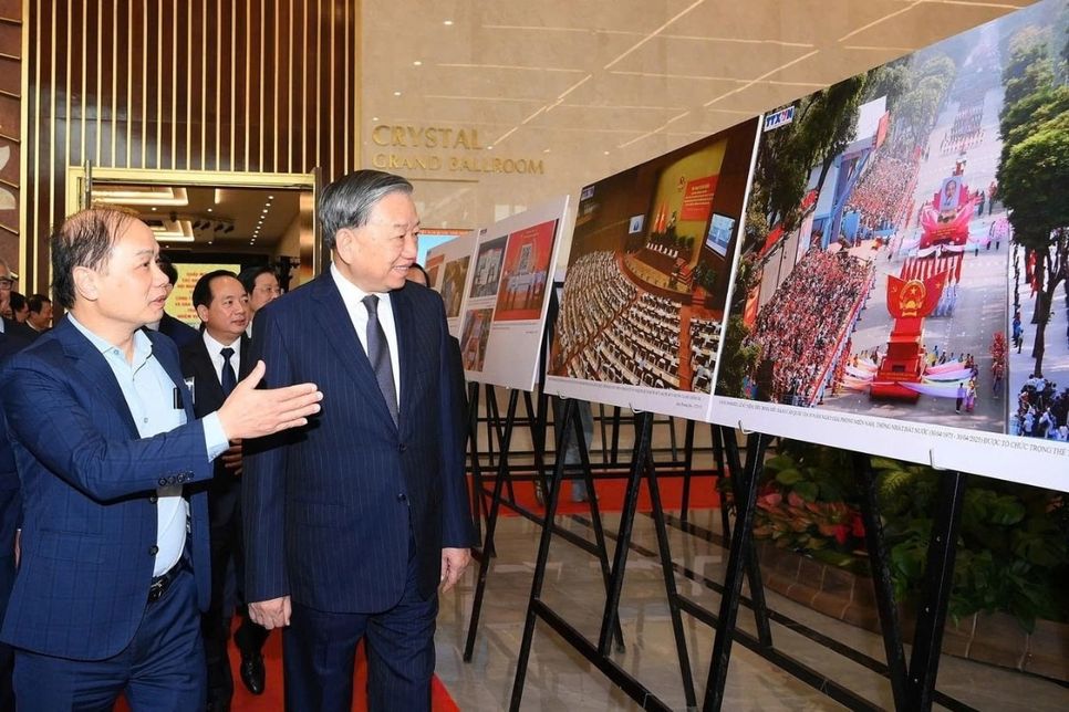 Tổng Bí thư Tô Lâm tham quan không gian trưng bày sách, triển lãm ảnh và thành tựu chuyển đổi số trong báo chí