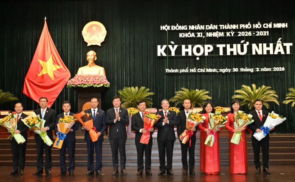 Thường trực HĐND TPHCM khóa XI, nhiệm kỳ 2026-2031 ra mắt tại kỳ họp. Ảnh: VIỆT DŨNG