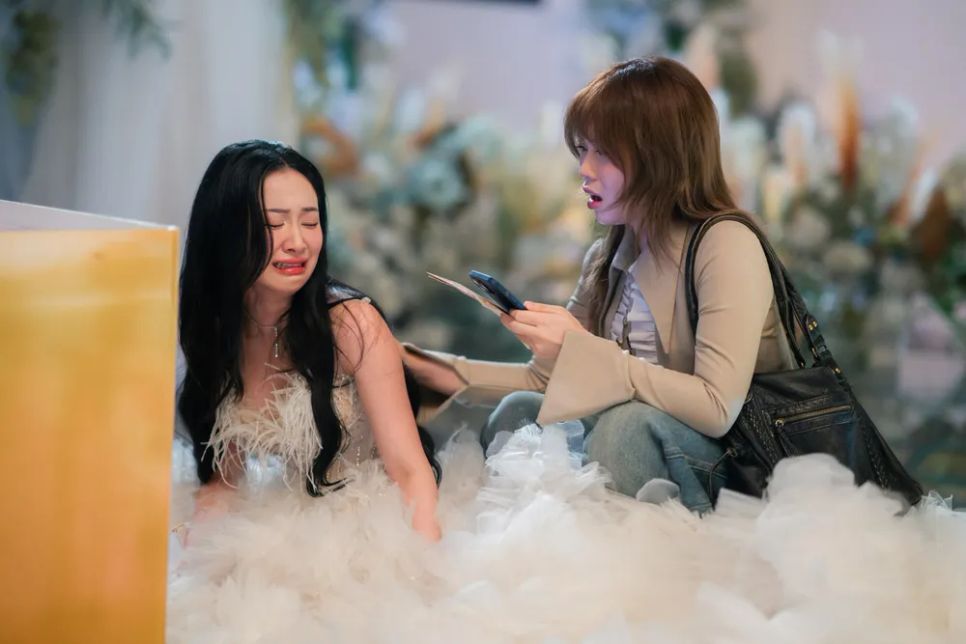 Song hỷ lâm nguy<i> sẽ ra mắt khán giả Việt trong tuần này. Ảnh: ĐPCC</i> Song hỷ lâm nguy<i> sẽ ra mắt khán giả Việt trong tuần này. Ảnh: ĐPCC</i>