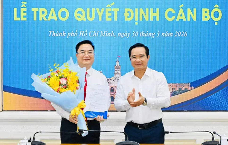 Chủ tịch UBND TP.HCM Nguyễn Văn Được trao quyết định và tặng hoa chúc mừng đồng chí Hoàng Vũ Thảnh. Ảnh: VIỆT DŨNG Chủ tịch UBND TP.HCM Nguyễn Văn Được trao quyết định và tặng hoa chúc mừng đồng chí Hoàng Vũ Thảnh. Ảnh: VIỆT DŨNG