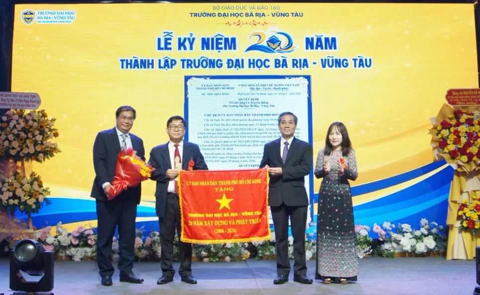 Bà Trần Thúy Ái, Phó trưởng Ban Thi đua – Khen thưởng Tp. Hồ Chí Minh và ông Nguyễn Kế Toại, Phó Giám đốc Sở Giáo dục và Đào tạo, đại diện UBND TP Hồ Chí Minh trao tặng Cờ truyền thống cho tập thể sư phạm BVU