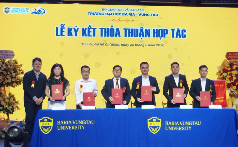 Đại diện Trường Đại học Bà Rịa – Vũng Tàu ký kết hợp tác với các doanh nghiệp trong và ngoài nước nhằm tăng cường gắn kết giữa đào tạo và nhu cầu thực tiễn