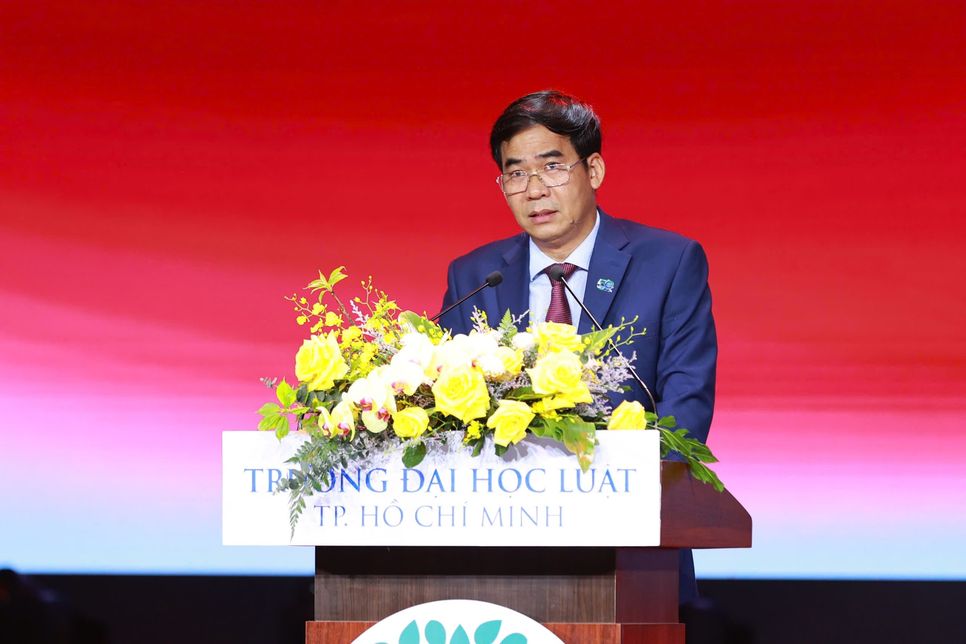 Ông Lê Trường Sơn - Hiệu trưởng Trường ĐH Luật cho biết hành trình 50 năm là quá trình tích lũy bền bỉ cả về tri thức, con người và giá trị cốt lõi