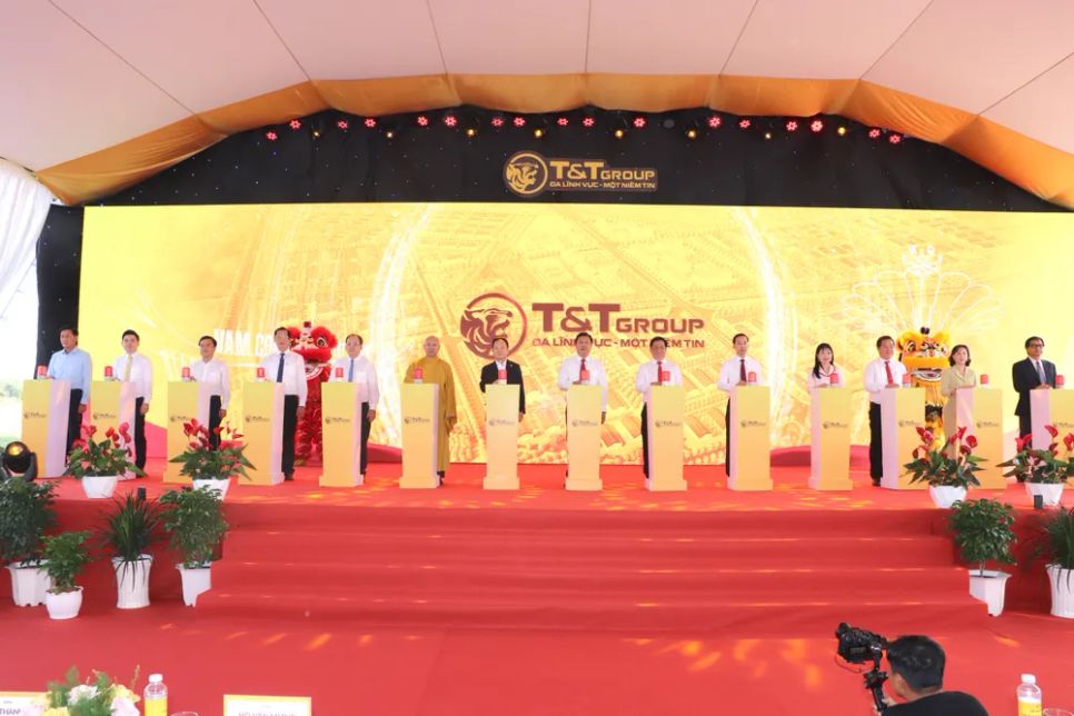 Các đại biểu thực hiện nghi thức khởi công