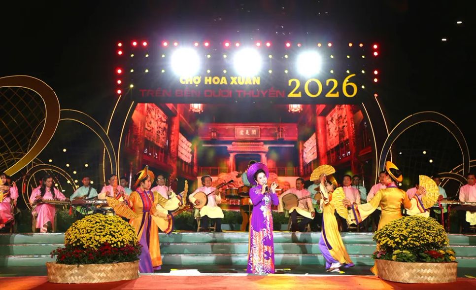 Hoạt cảnh Mạch nguồn âm nhạc trong chương trình khai mạc chợ hoa xuân Trên bến dưới thuyền <br> ẢNH: DŨNG PHƯƠNG