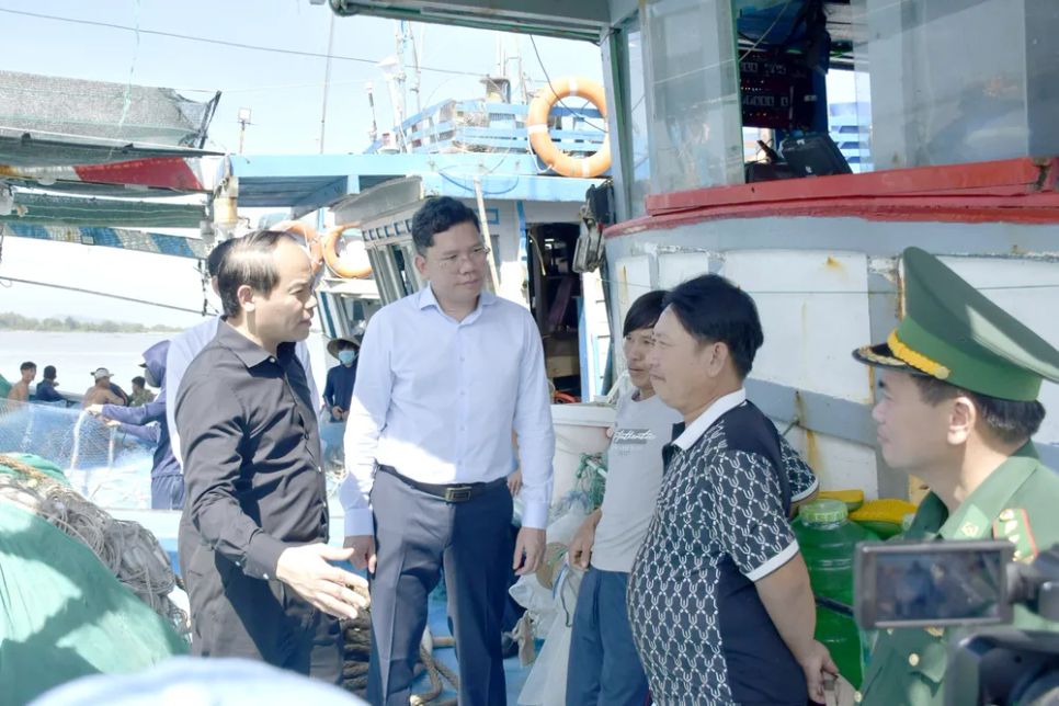Phó Chủ tịch UBND TPHCM Hoàng Nguyên Dinh (thứ 2 từ trái sang) cùng Đoàn Thanh tra Chính phủ kiểm tra tàu cá ở xã Long Hải vào tháng 12-2025