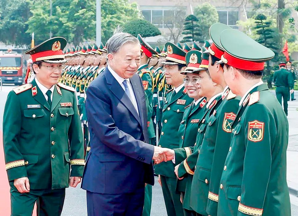 Tổng Bí thư Tô Lâm, Bí thư Quân ủy Trung ương và các đại biểu tại lễ đón nhận Huân chương Hồ Chí Minh (lần 2) và kỷ niệm 75 năm Ngày truyền thống Bệnh viện Trung ương Quân đội 108 (ẢNH: TTXVN)