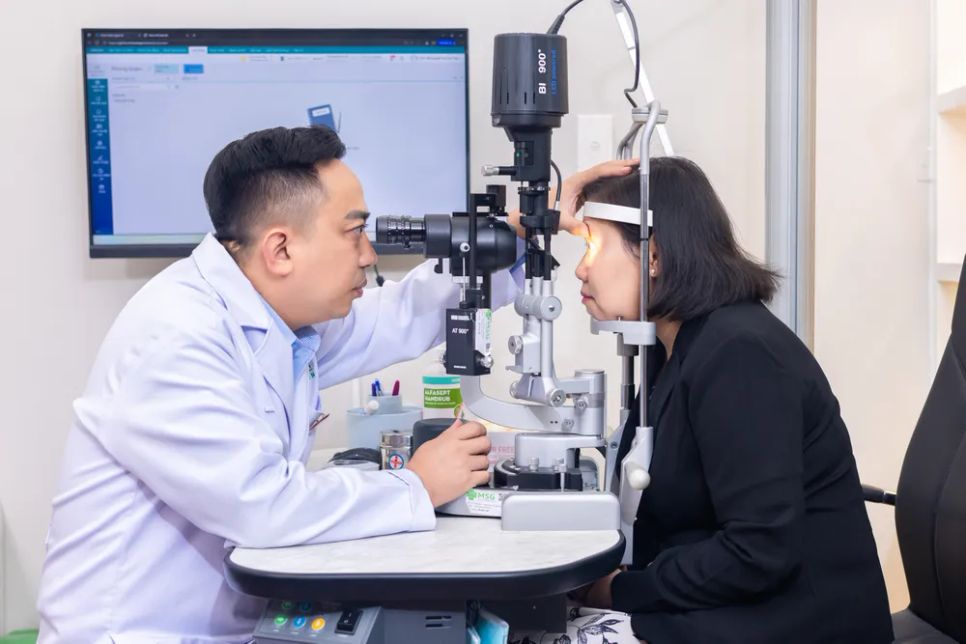 Bác sĩ chuyên khoa 2 Hoàng Trung Kiên, Giám đốc điều hành cấp cao, chuyên môn y khoa, Tập đoàn y khoa Sài Gòn kiểm tra mắt cho một bệnh nhân