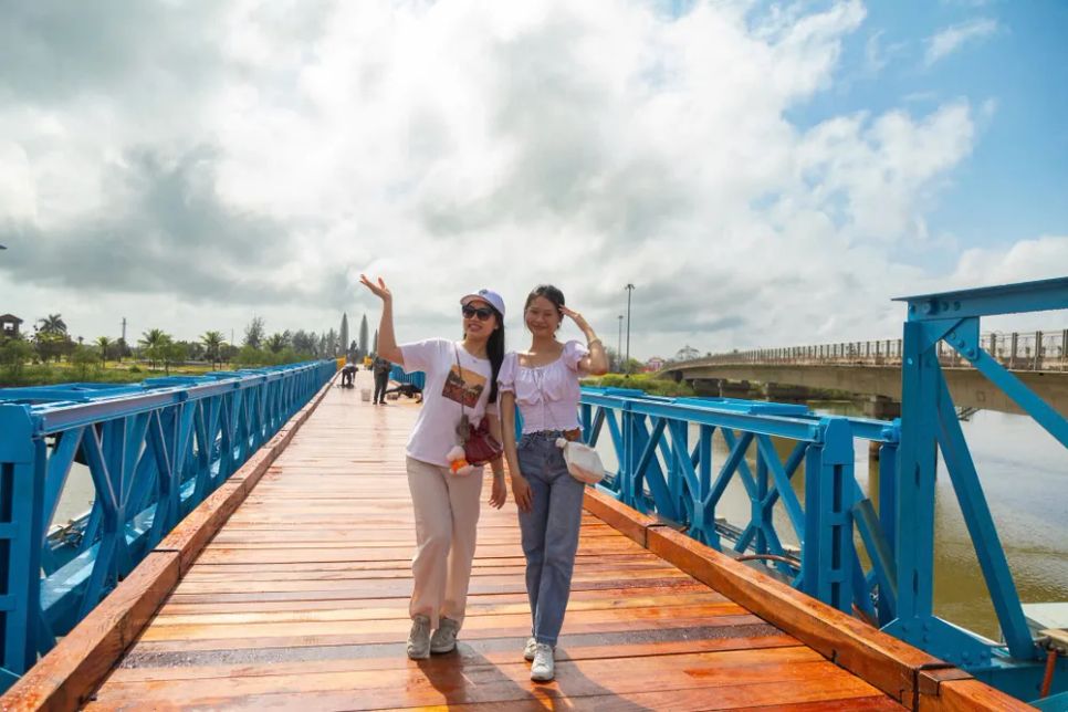 Cầu Hiền Lương bắc qua sông Bến Hải là nơi phân chia giới tuyến, chia cắt hai miền Nam - Bắc trong những năm tháng kháng chiến