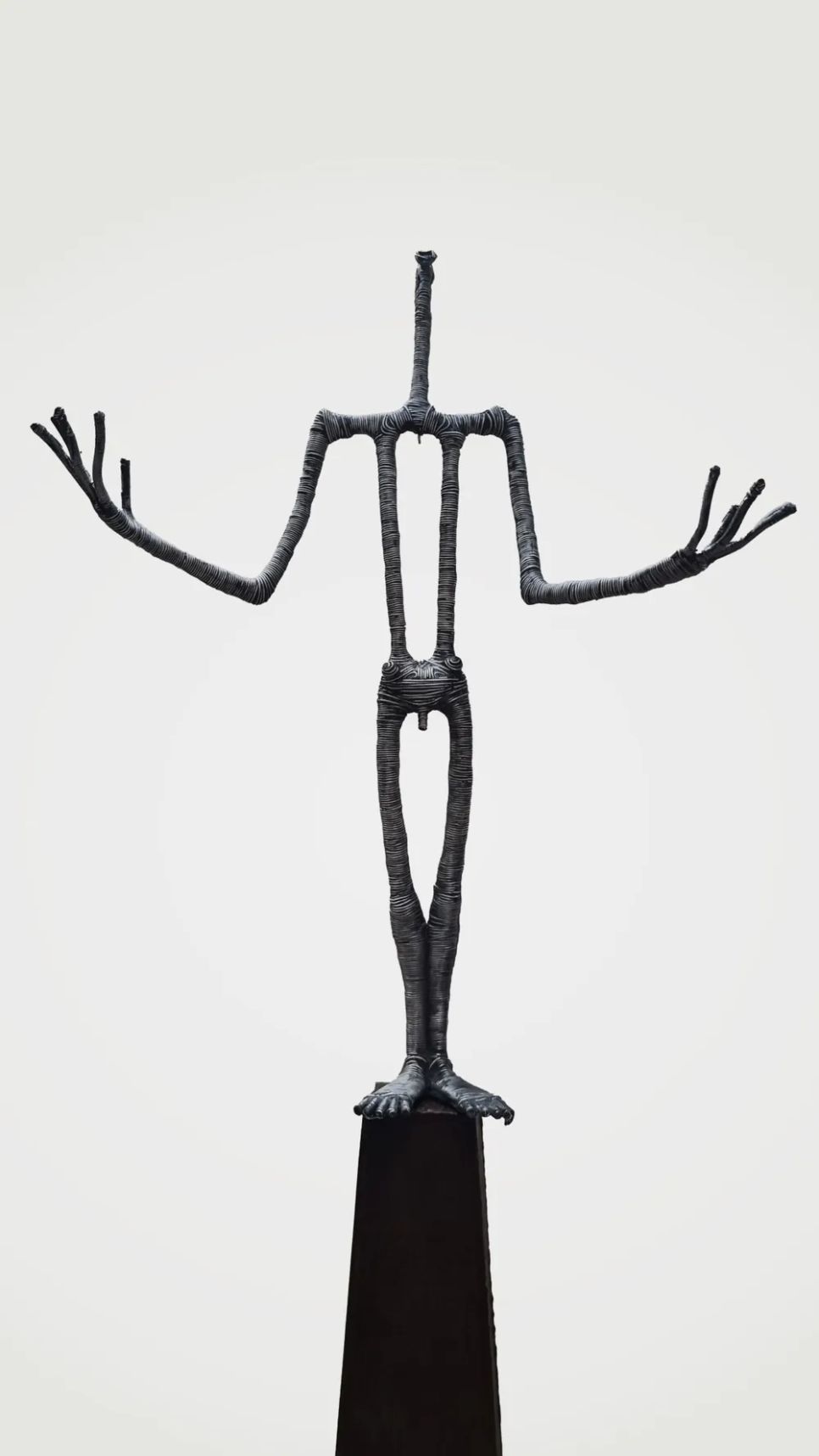 Điêu khắc “nhẹ hóa” kim loại của Trần Việt Hưng