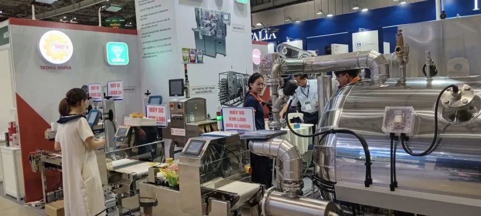 Doanh nghiệp trưng bày sản phẩm tại triển lãm. Ảnh: MINH HẢI