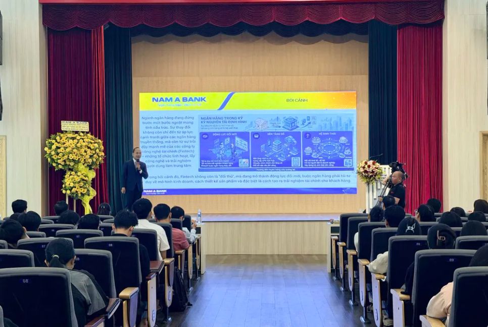 Diễn giả chia sẻ tham luận tại sự kiện