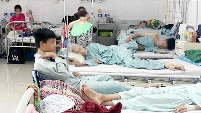 Các bệnh nhân ngộ độc thực phẩm sau khi ăn bánh mì đang được điều trị theo dõi sức khỏe