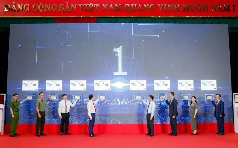 Các đại biểu bấm nút khởi động triển khai mô hình thí điểm Kiosk thông minh và Hệ thống xác thực, cấp bản sao số tài liệu điện tử Các đại biểu bấm nút khởi động triển khai mô hình thí điểm Kiosk thông minh và Hệ thống xác thực, cấp bản sao số tài liệu điện tử