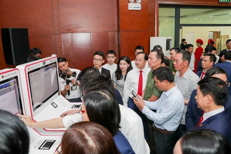 Ông Tô Huy Vũ - Chủ tịch HĐTV Agribank và ông Nguyễn Doãn Anh, Bí thư Tỉnh ủy tỉnh Thanh Hoá, cùng đại biểu tham gia trải nghiệm Ông Tô Huy Vũ - Chủ tịch HĐTV Agribank và ông Nguyễn Doãn Anh, Bí thư Tỉnh ủy tỉnh Thanh Hoá, cùng đại biểu tham gia trải nghiệm