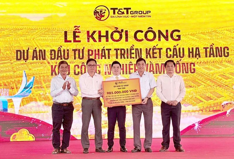 T&T Group trao ủng hộ gần 1 tỷ đồng nhằm hỗ trợ 30% giá trị thẻ bảo hiểm y tế năm 2026 cho các hộ cận nghèo tại 4 phường, xã trên địa bàn tỉnh