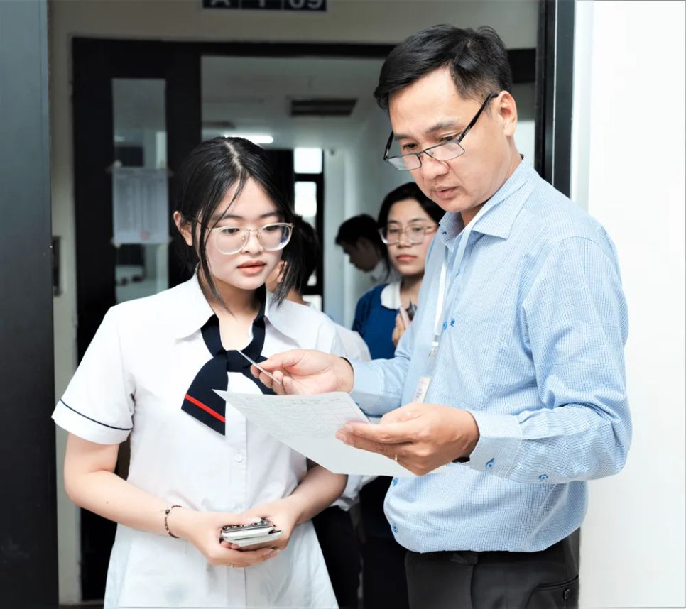 Thí sinh dự thi kỳ thi ĐGNL đợt 2 năm 2025 do ĐHQG TPHCM tổ chức tại TPHCM - Ảnh: THANH HÙNG